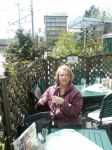 Lunch p� uteservering med hotellt i bakgrunden