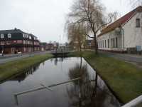 V�rt hotell till v�nster om kanalen