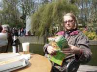 Ingrid studerar kartan �ver omr�det