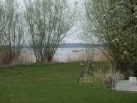 Fr�n P-platsen s�g vi ett fiskande g�ng ute p� sj�n