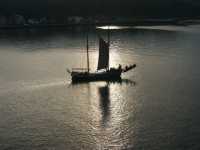 Vackert skepp i solgatan