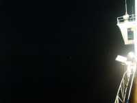 Nattens m�rker h�rskar. Man kan ana ett f�tal ljus fr�n land